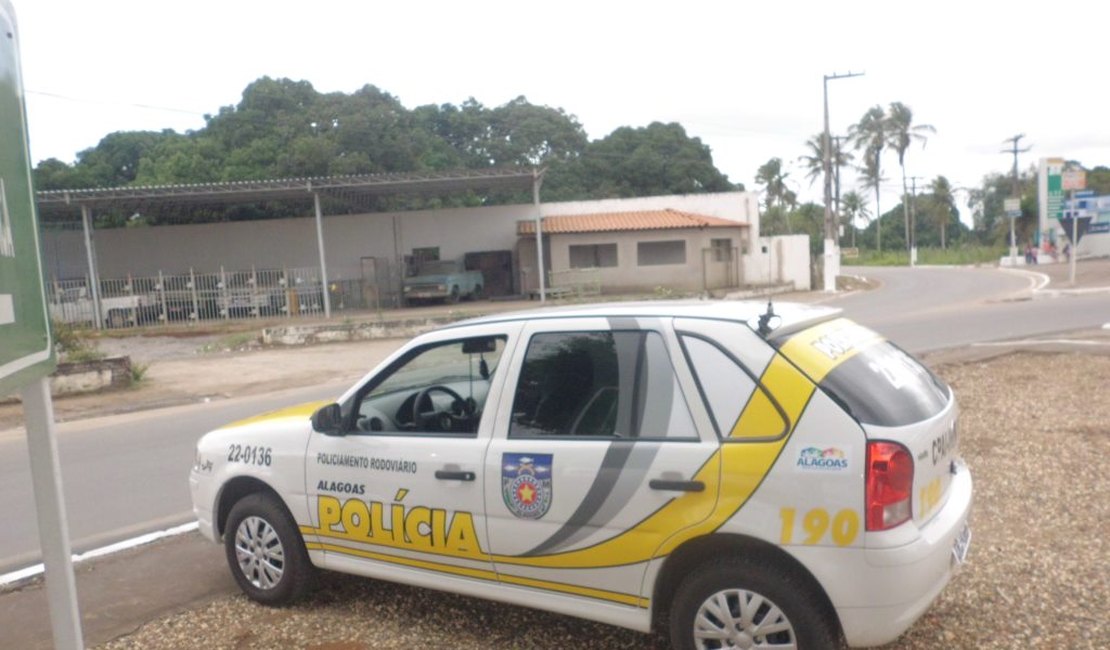 Veículo sai da pista e se choca com cerca de arame farpado em Girau do Ponciano