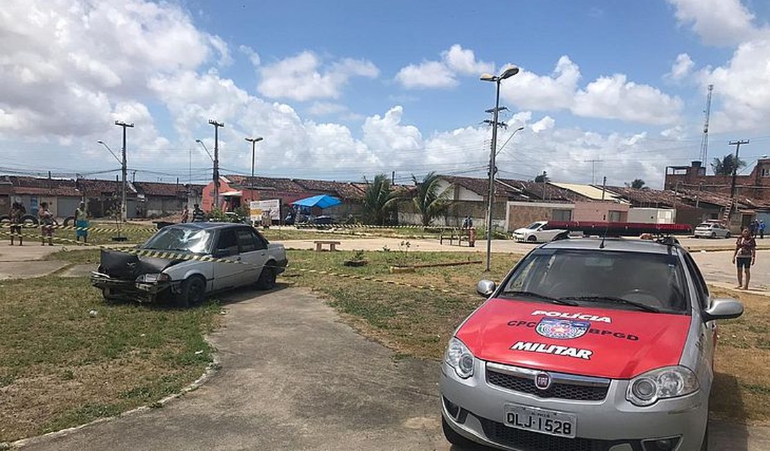 Motorista é assassinado com carro em movimento e invade praça em Maceió