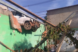 Carro atinge duas casas e fica suspenso sobre telhado e muro no DF