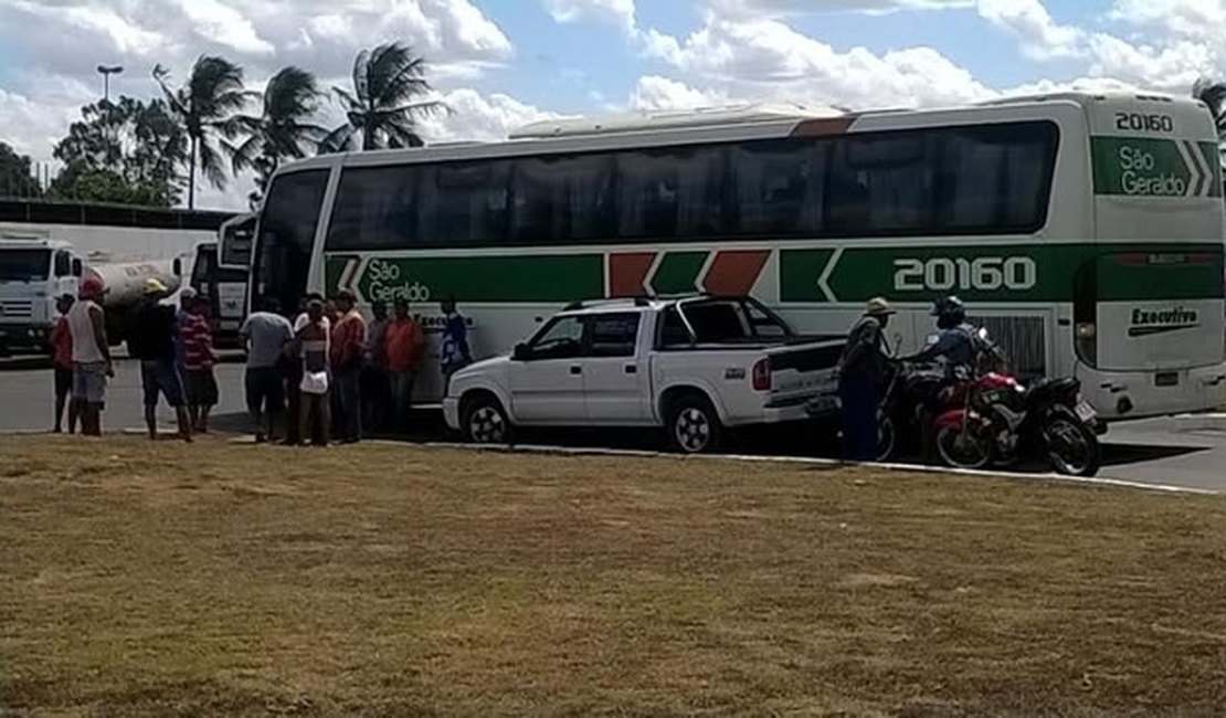 Colisão envolve Ônibus e S10 no trevo da AL-220 em Arapiraca