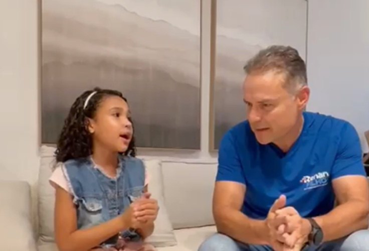 Renan Filho conhece criança que viralizou falando inglês e exalta educação pública