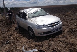Vídeo: Motorista perde controle de carro e capota na AL-110, em Penedo