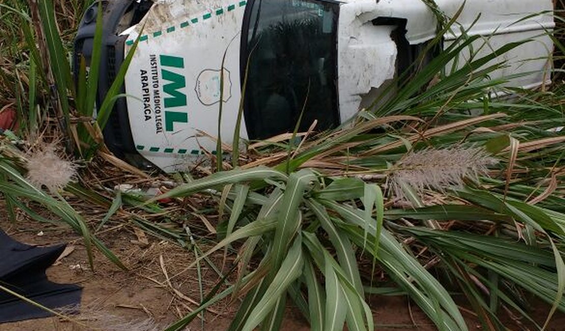 Rabecão do IML de Arapiraca capota na AL 220 em São Miguel dos Campos
