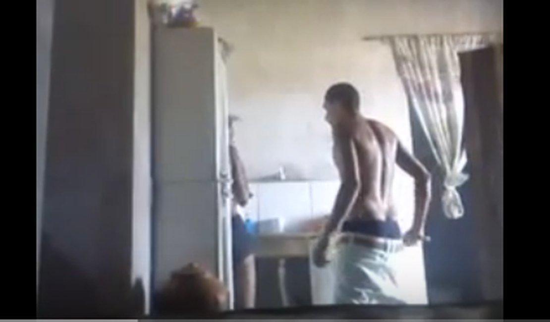 [Vídeo] Menor de 14 anos filma tio agredindo gêmea com pedaço de pau