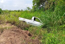 Motorista perde controle de carro ao desviar de buraco na AL-115, em Arapiraca