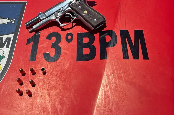 Militares do 13º BPM prendem homem por porte ilegal de arma e disparo de arma de fogo no Vale do Reginaldo