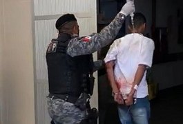 Um suspeito de assalto morre e outro fica ferido em troca de tiros com a polícia