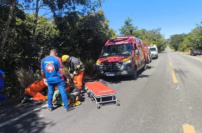 Carro cai em ribanceira e homem fica 3 dias à espera de socorro ao lado de corpos do pai e mulher