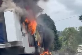Vídeo. Famoso 'Trio Elétrico Estrelar' pega fogo na BR 101, no interior da Bahia