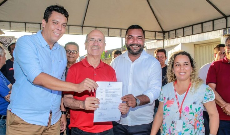 Prefeito Ronaldo Lopes assina ordem de serviço para pavimentação de rua na Vila Matias