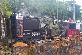 Incêndio destrói food truck e provoca danos em outros dois na Jatiúca, em Maceió
