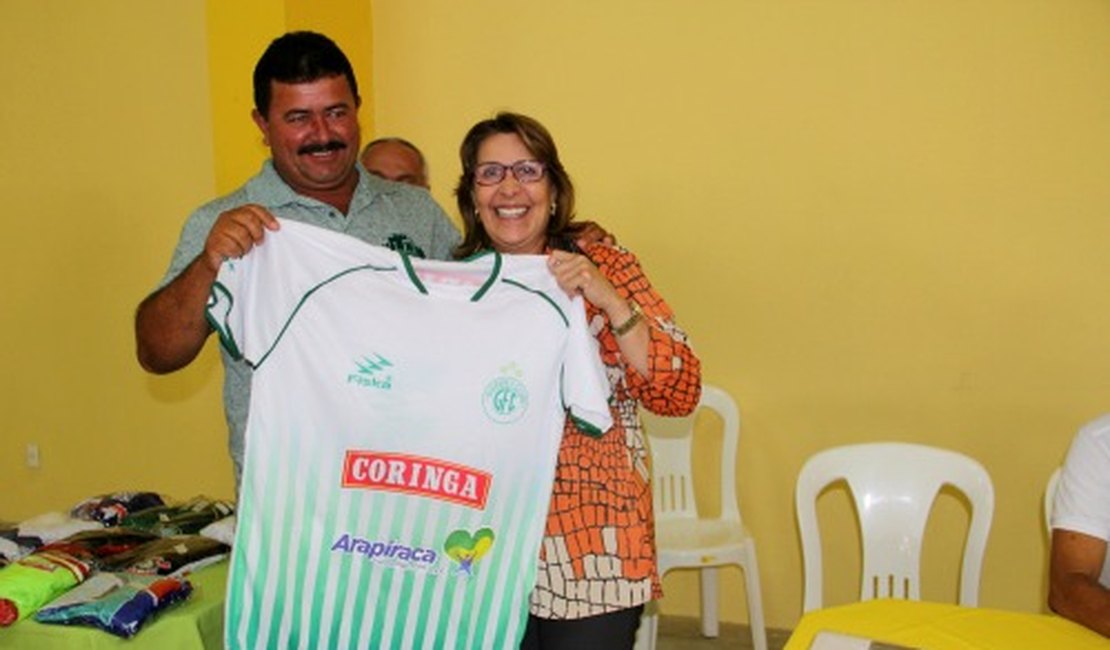Prefeitura de Arapiraca entrega camisas do 25º Campeonato Amador de Futebol