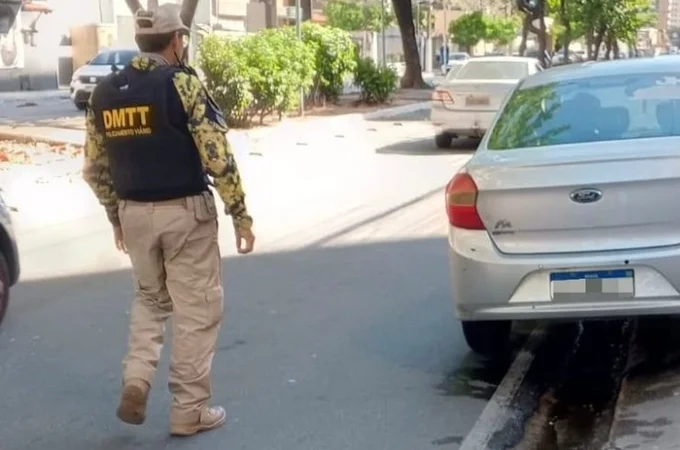 Motorista inabilitado é flagrado em veículo irregular durante fiscalização