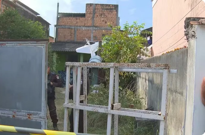 Avião de pequeno porte cai sobre casa em Nova Iguaçu (RJ) e piloto morre