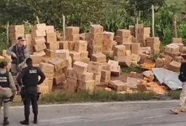 Carreta tomba após bater em moto e populares tentam saquear carga de biscoito em Junqueiro