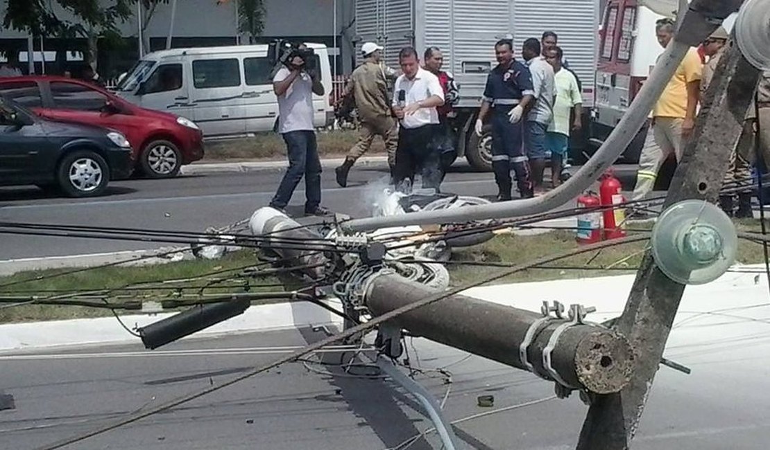 Após colidir em poste, motociclista morre em Maceió