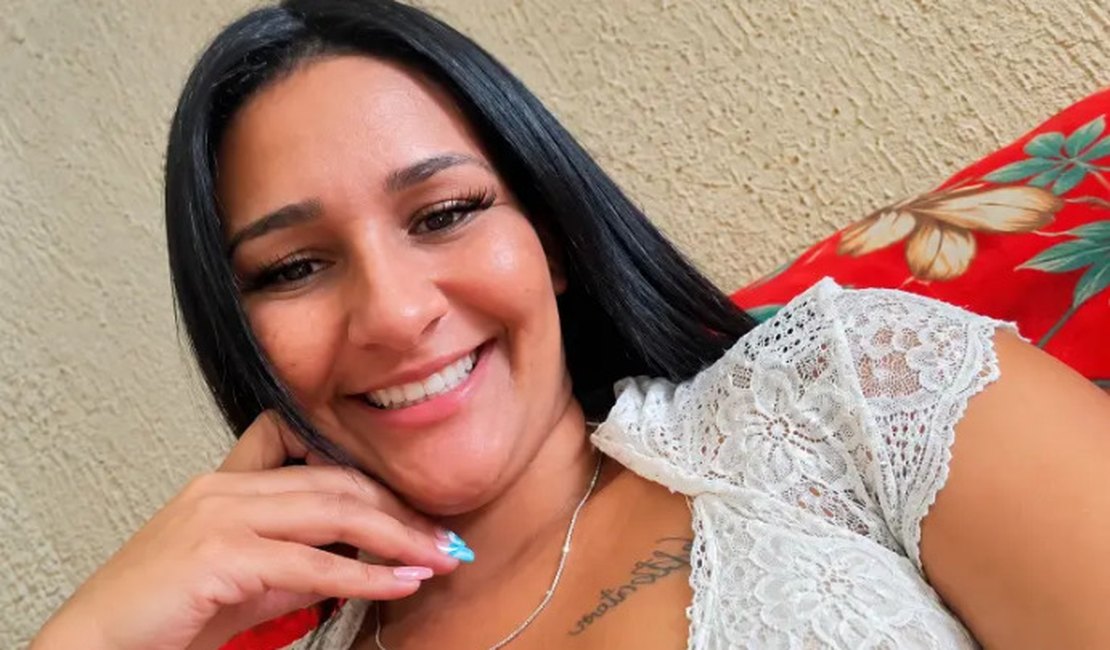 Jovem é espancada e sequestrada por homens encapuzados na frente dos filhos, em Maceió