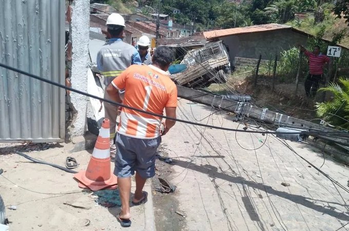 Caminhão perde freio, desce ladeira e atinge muro de residência na parte alta de Maceió