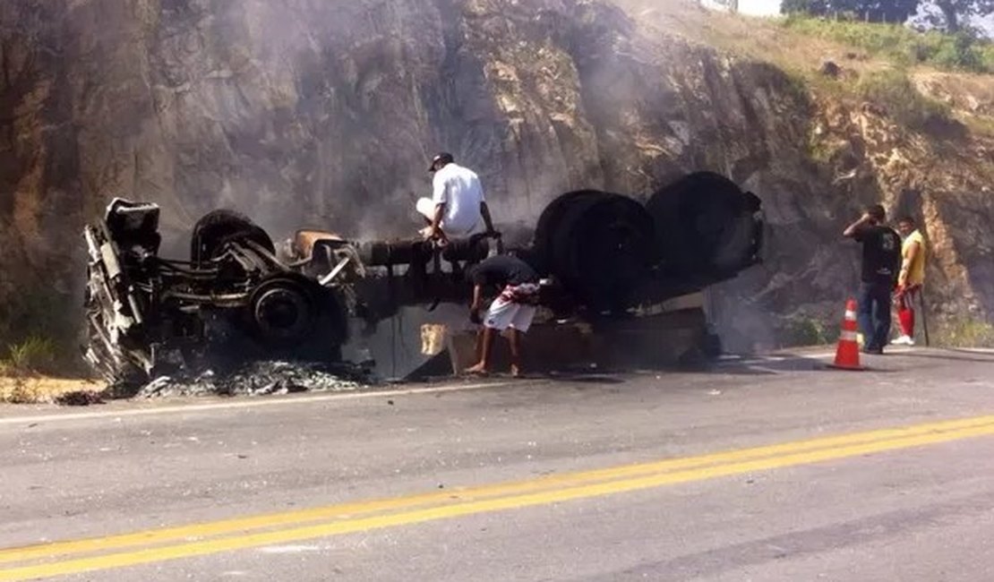 Carreta carregada com aguardente tomba e pega fogo na BR 101, em Pilar