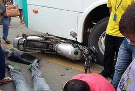Colisão entre ônibus e moto deixa dois feridos no centro de Arapiraca