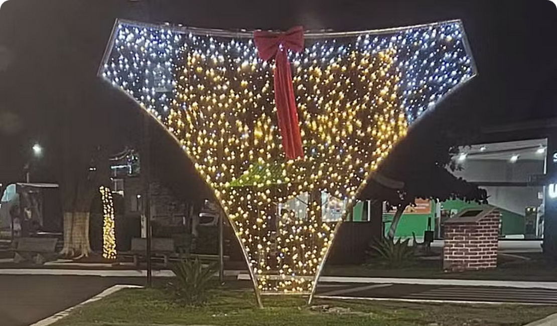 Calcinha gigante iluminada vira decoração de Natal em cidade de MG
