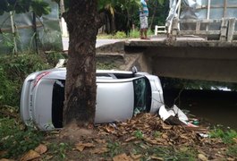 Carro cai de ponte na AL-101 Norte após condutora tentar evitar acidente