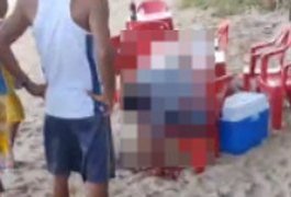 Após discutir com mulher na Praia de Garça Torta, em Maceió, homem morre baleado em cadeira de praia