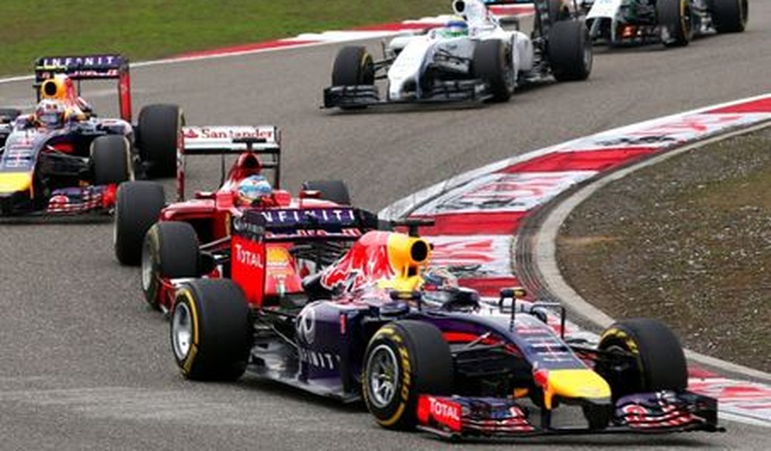 Hamilton passeia e vence GP da China; tocado por Alonso, Massa é 15º