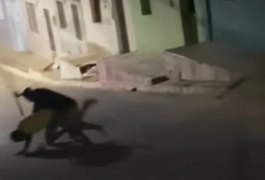 Vídeo mostra briga entre dois irmãos com foice em via pública no interior de Alagoas