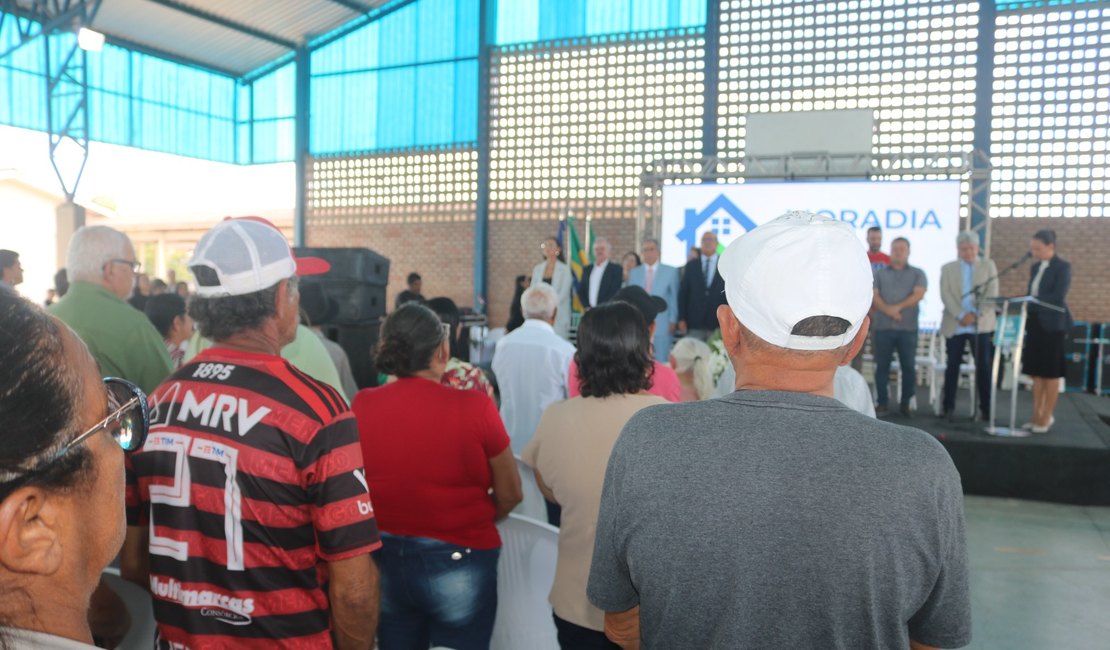 Prefeitura e Tribunal de Justiça entregam titularidades de casas para moradores do Loteamento Arapiraca III; assista