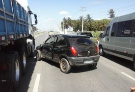 Motorista de carro de passeio perde o controle da direção e colide em carreta na AL 220