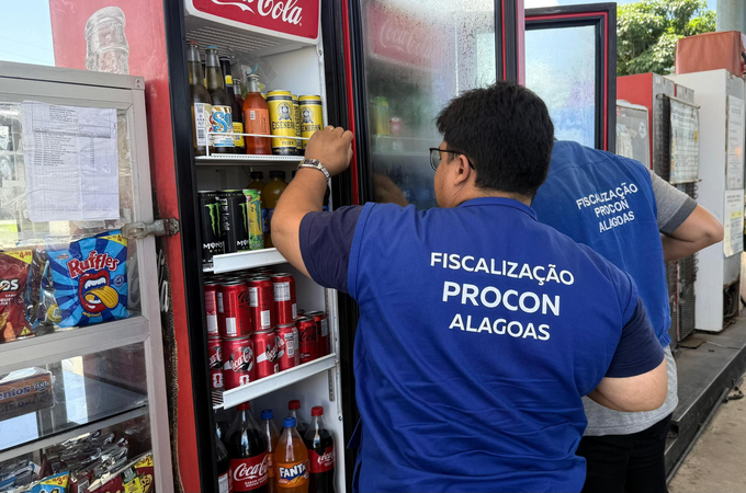 Procon-AL autua postos de combustíveis e apreende produtos vencidos na operação Consumo Seguro