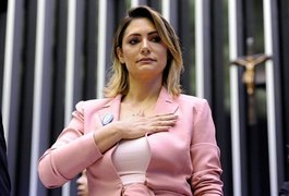 Michelle Bolsonaro recebe alta após internação para cirurgias estéticas