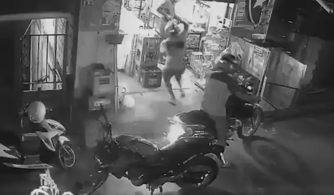 Vídeo forte mostra homem com facão decepando mão de suspeito de furtar abrigo para crianças e adolescentes