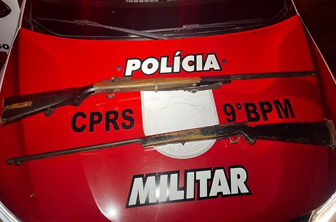 Policiais militares prendem homem com espingardas de fabricação artesanal após denúncias sobre disparos, no Sertão de AL