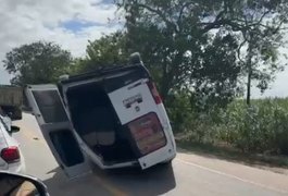 Colisão seguida de capotamento de van é registrada em Pilar