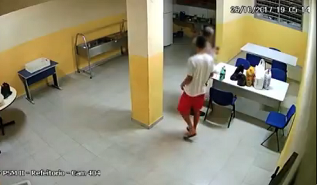 VÍDEO. Detento recebe lanche de entregador em Presídio de Segurança Máxima de AL