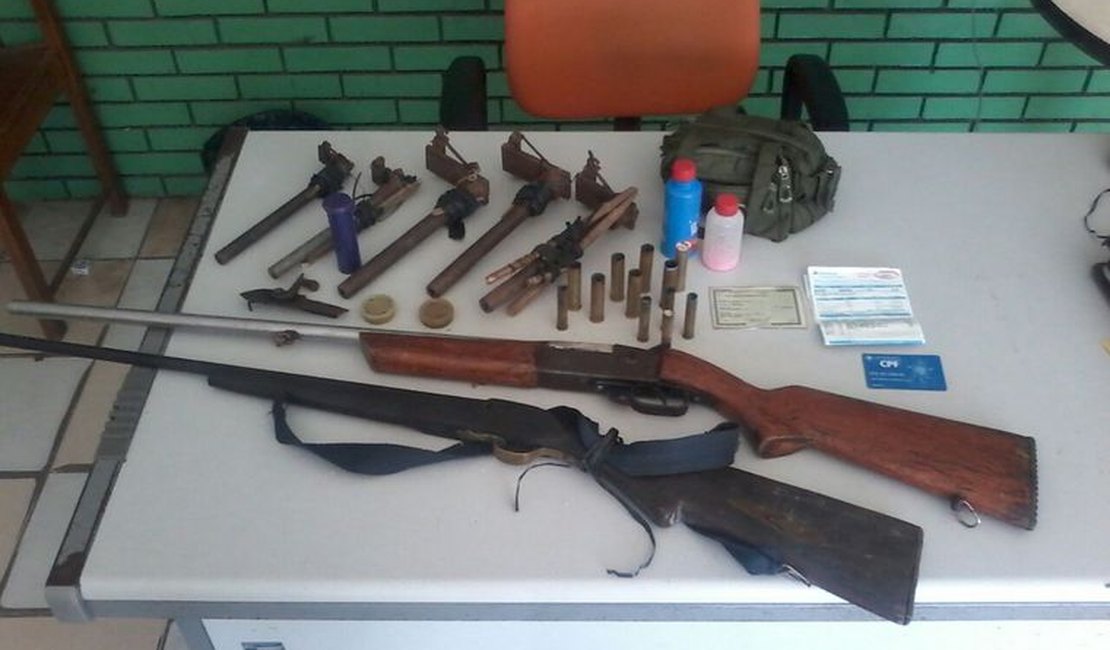 Após denúncia anônima, polícia apreende espingardas e armas artesanais
