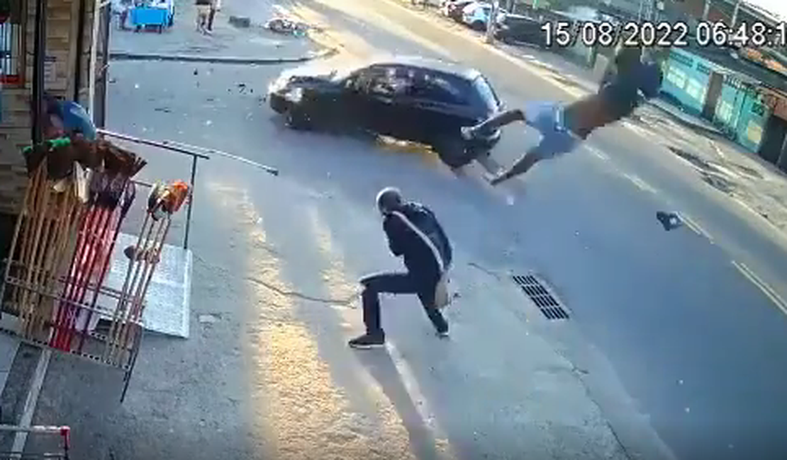 Motociclista  “voa” sobre pedestre na calçada após colisão no RJ