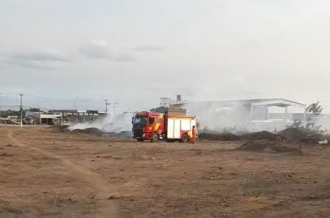 Corpo de Bombeiros é acionado para controlar incêndio em vegetação em Arapiraca