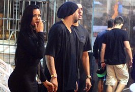 Adriano é flagrado com morena e diz: 'Não é namorada não'