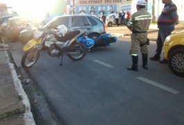 Colisão envolvendo carro e moto é registrada no bairro Alto do Cruzeiro, em Arapiraca