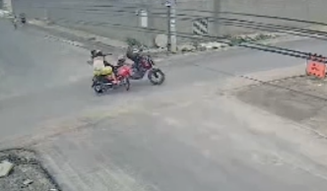 Gestante, criança e mais duas pessoas ficam feridas em batida entre motocicletas em Arapiraca