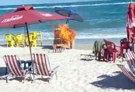 Vídeo: Carrinho de vendedor de milho pega fogo na Praia do Francês