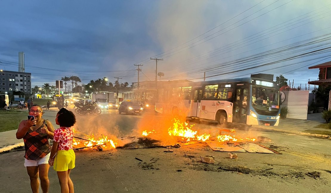 Moradores protestam contra BRK por água contaminada em Santa Amélia e cobram providências