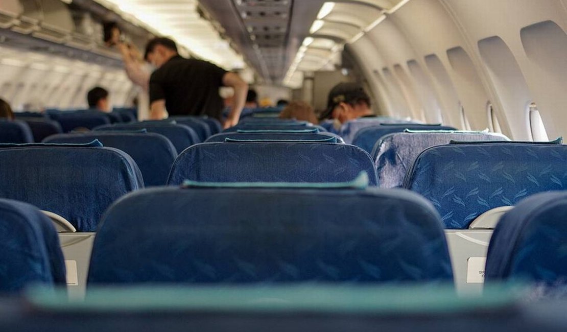 Companhia Aérea deve indenizar cliente após falha na prestação de assistência a idosa de 92 anos, em AL