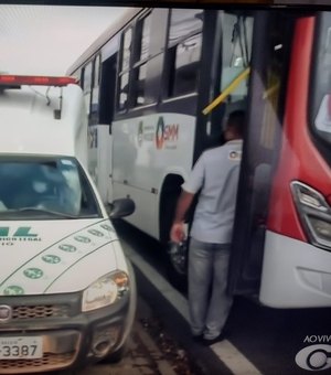 Durante discussão por uso de máscara, homem puxa faca e mata passageiro dentro de ônibus em Maceió
