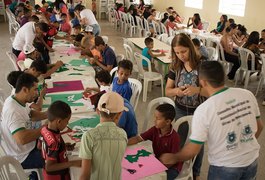 Secretaria de Assistência Social desenvolve oficina de adereços carnavalescos com usuários do SCFV