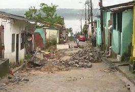 Calçamento de rua é 'arrancado' pela água durante temporal em Maceió