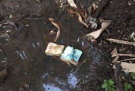 MPE apreende R$ 5 mil em lama do quintal da casa de candidato, no AP